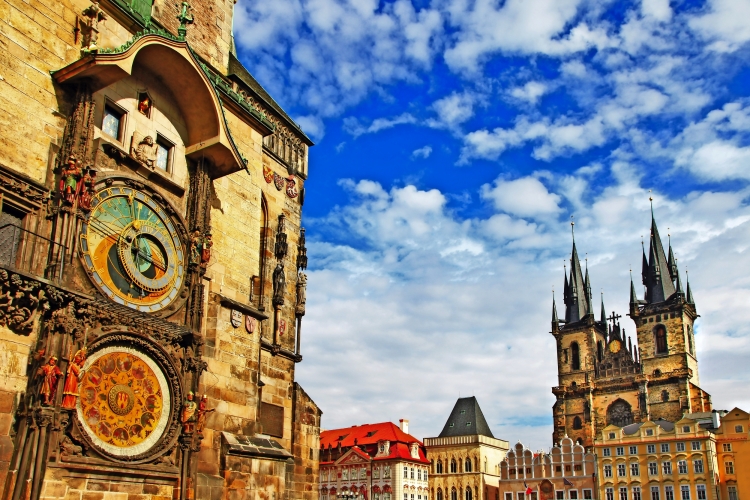 Prag, Tschechische Republik - Ansicht des Quadrats und der astronomischen Uhr