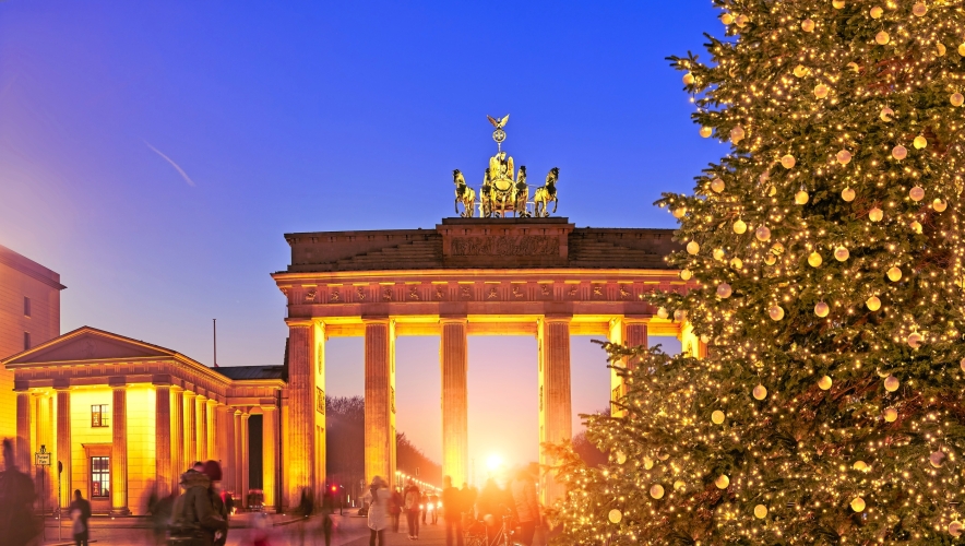 Panoramabild des Weihnachtsbaums am Brandenburger Tor in Berlin
