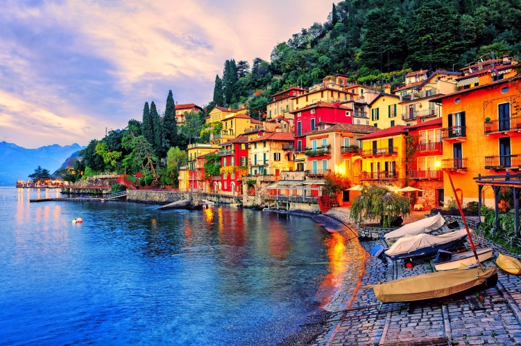 Stadt von Menaggio im Sonnenuntergang, Comer See, Mailand, Italien