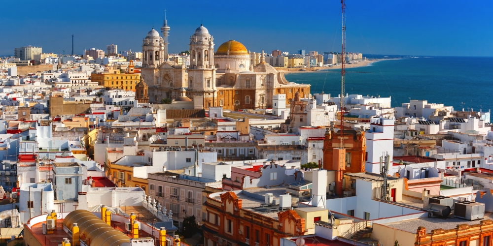 Luftpanoramablick der alten Stadtdächer und des Cathedral de Santa Cruz morgens vom Turm Tavira in Cadiz,Andalusien,Spanien