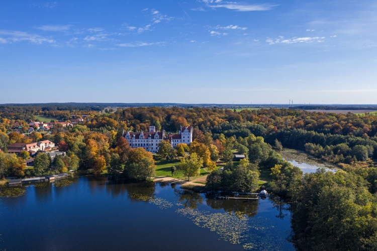 Aussicht auf Schloss Boitzenburg in der Uckermark im Herbst