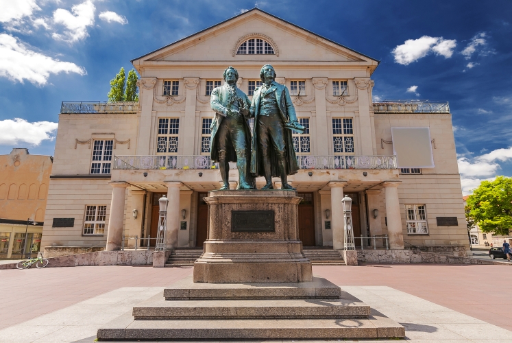 Deutsches Nationaltheater mit Goethe und Schiller in Weimar, Deutschland