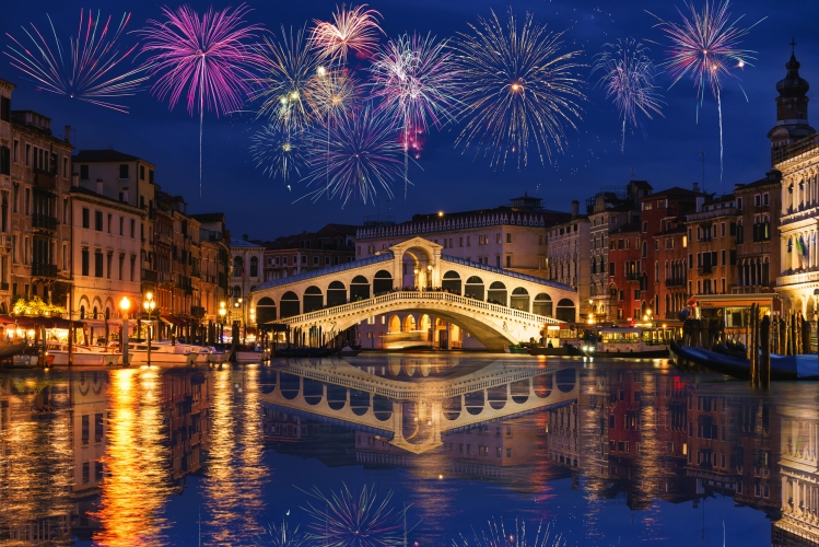 Feuerwerk über der Rialto Brücke in Venedig