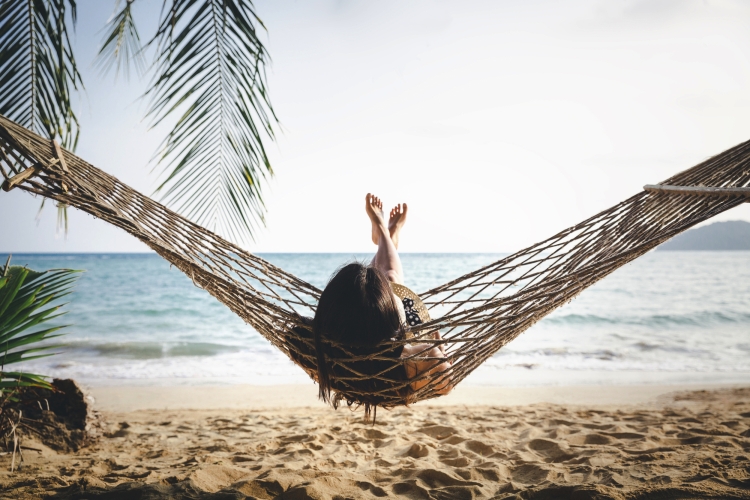 Frau entspannt in Hängematte