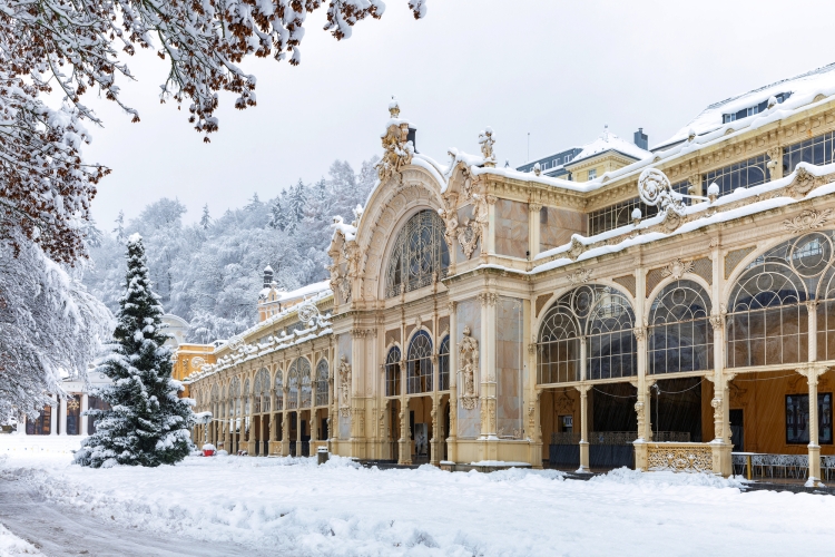 verschneite Hauptkolonnade mit Weihnachtsbaum im Kurort Marianske Lazne (Marienbad)