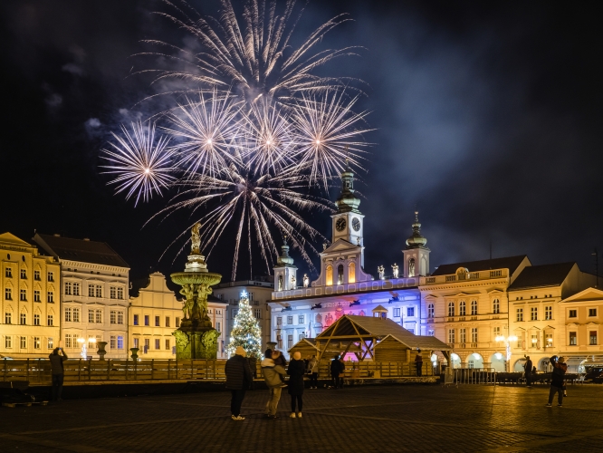 Feuerwerk an Silvester über dem historischen Platz in Ceske Budejovice