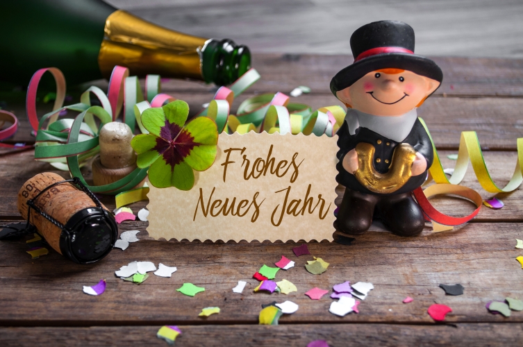Silvesterkarte mit Konfetti, Kleeblatt und Schornsteinfeger