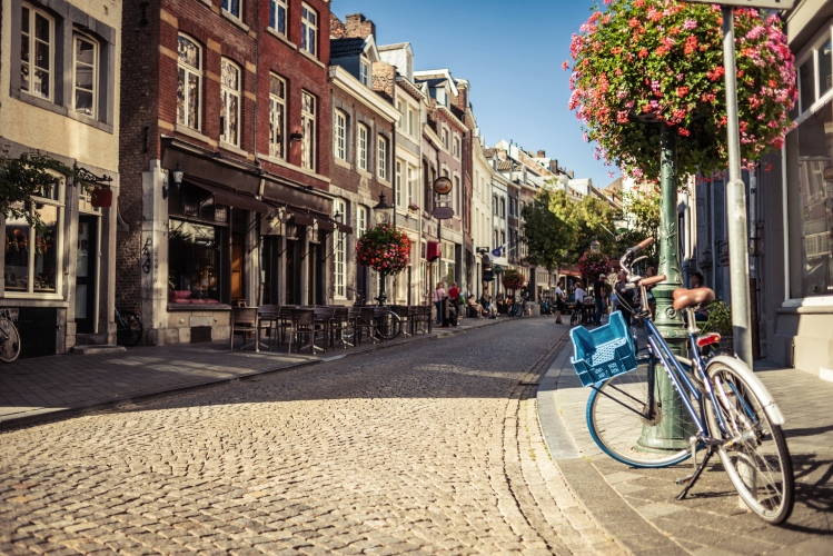 Maastrichter Straßen mit Fahrrad im Sommer