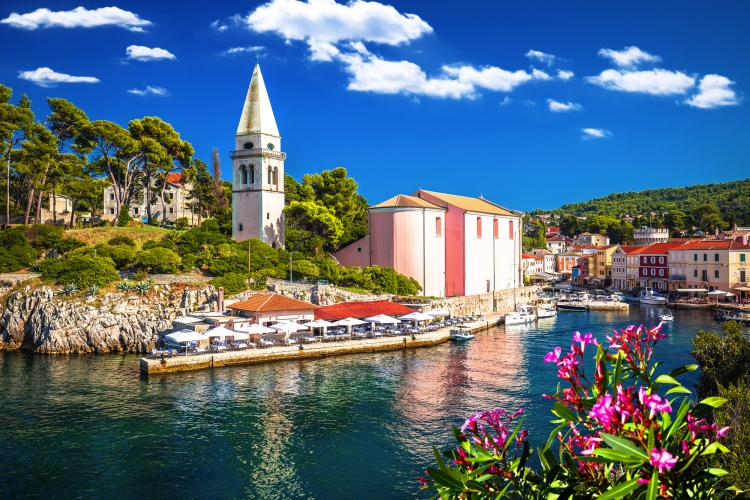 Aussicht auf die Kirche und den Hafen der Stadt Veli Losinj
