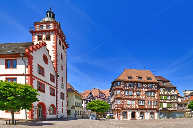 Altes Rathaus und Fachwerkhäuser in der historischen Innenstadt von Mosbach