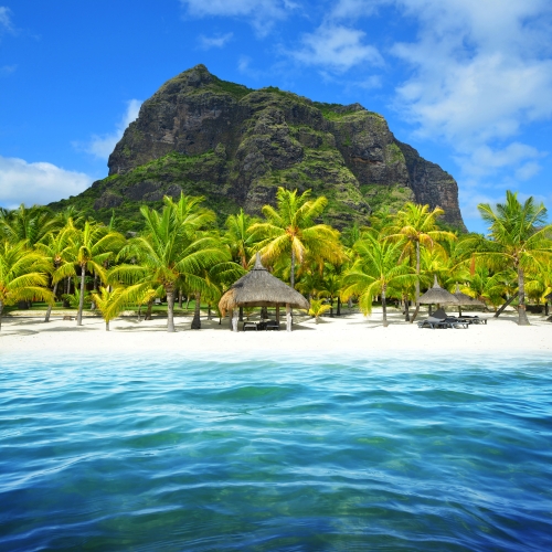 Sandstrand mit dem Berg Le Morne Brabant