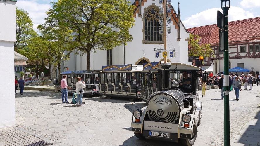 Fahrt mit dem nostalgischen Blautopfbähnle