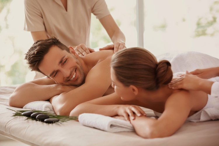 Junges Paar bei einer Massage im Wellness-Salon