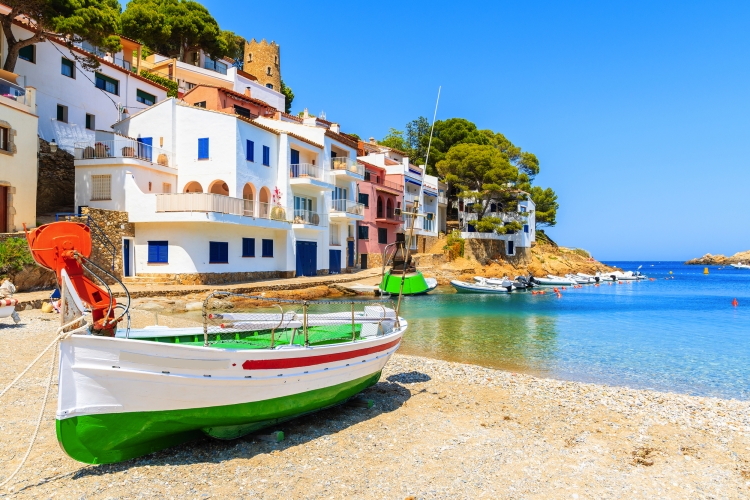 Traditionelles Fischerboot am Strand im Küstendorf Sa Tuna an der Costa Brava