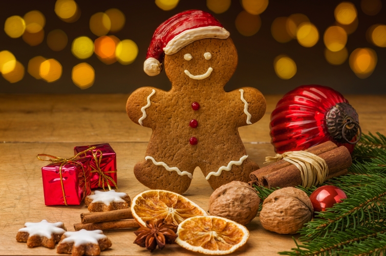 Lebkuchennikolaus mit Weihnachtsdeko