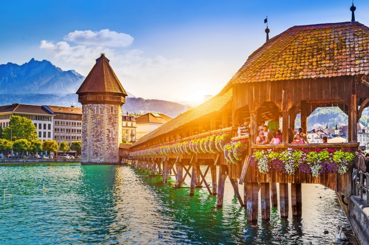 Historische Stadt von Luzern mit Kapellbrücke bei Sonnenuntergang, Schweiz