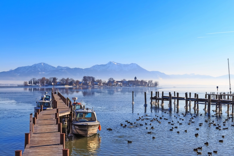 Anlegestelle in Gstadt mit Fraueninsel im Hintergrund an einem kalten Wintertag