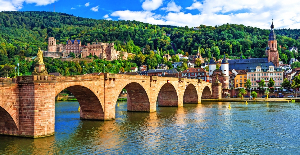 Mittelalterliches Heidelberg - Blick auf die berühmte Karl - Theodor - Brücke und ca